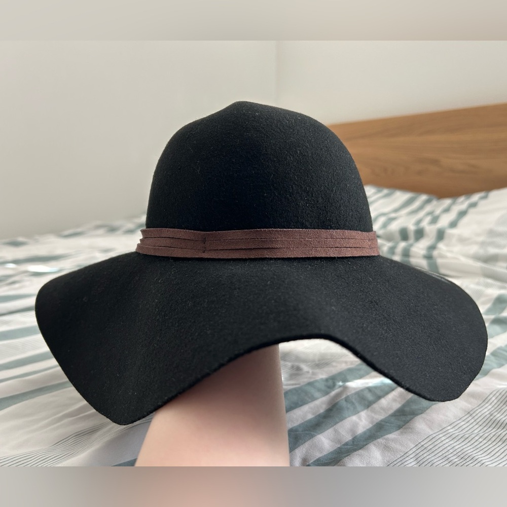 F21 black sunhat with brown detail